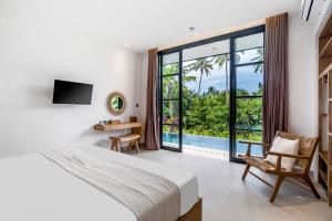 een slaapkamer met een bed en uitzicht op een zwembad bij Villa Maria by BaliSuperHost in Ubud