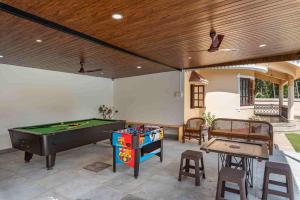 カラングートにあるVilla Calangute Phase 3 & 4- Private Luxury Villa in Goaのパティオ(ビリヤード台、いくつかの椅子付)
