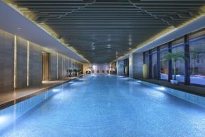 uma grande piscina num edifício com um tecto grande em Wanda Vista Lanzhou em Lanzhou