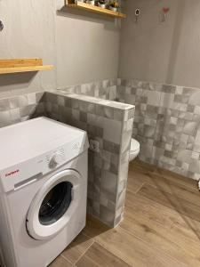 a washing machine in a bathroom with a toilet at Finca Aquilino y Carmen in Mogán