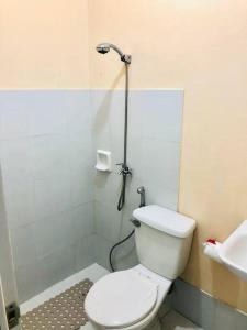 La petite salle de bains est pourvue de toilettes et d'un lavabo. dans l'établissement 2 storey Camella Homes in Pagadian City, à Pagadian