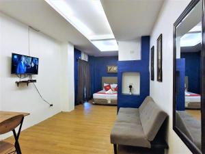 Televízia a/alebo spoločenská miestnosť v ubytovaní Spiral Suites Hotel