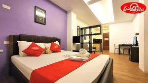 Postel nebo postele na pokoji v ubytování Spiral Suites Hotel