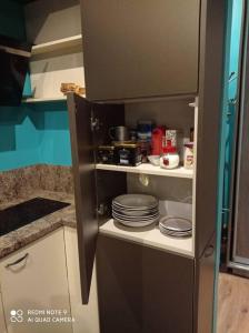 un placard avec des assiettes et de la vaisselle dans la cuisine dans l'établissement Riga, Jelgavas street 48., à Riga