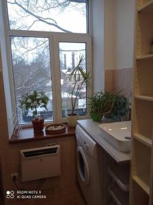 La salle de bains est pourvue d'un lave-linge et d'une fenêtre. dans l'établissement Riga, Jelgavas street 48., à Riga