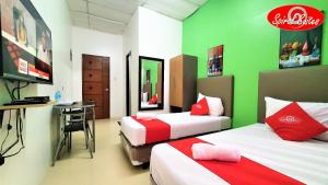 Postel nebo postele na pokoji v ubytování Spiral Suites Hotel