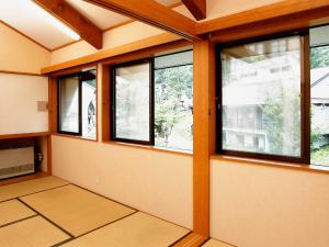 sala de estar con ventanas en Labo Land Kurohime, en Shinano