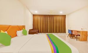 Hotel Fun Regency Vitthalapur Gujarat客房内的一张或多张床位