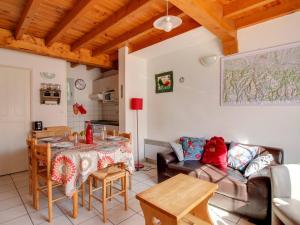 ein Wohnzimmer mit Tisch und Couch in der Unterkunft Triplex Calme 6 Pers, Terrasse, Parking, Proche Station Ski - FR-1-402-90 in Esquièze - Sère