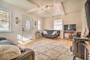 uma sala de estar com um sofá e uma lareira em Sunny Sierra Valley Cottage Hike and Explore! 
