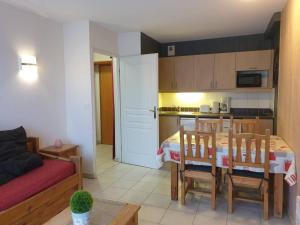 a kitchen and dining room with a table and chairs at Appartement Les Orres, 2 pièces, 4 personnes - FR-1-322-432 in Les Orres