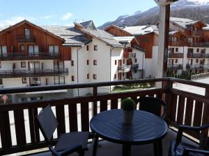 a table and chairs on a balcony with a view at Appartement Les Orres, 2 pièces, 4 personnes - FR-1-322-432 in Les Orres