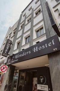 um edifício com uma placa que lê maravilhas hotel em 7 Wonders Hostel @ Boat Quay em Singapura