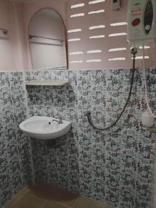 uma casa de banho com um lavatório e um chuveiro em ชิดชล โฮมสเตย์ แอทอัมพวา em Bang Khon Thi