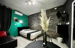 - une chambre avec un lit, un canapé et une table dans l'établissement Zyan Rooms, à Villahermosa