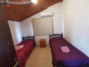 1 dormitorio con 2 camas en una habitación en Strovolos rooms Studios, en Nicosia