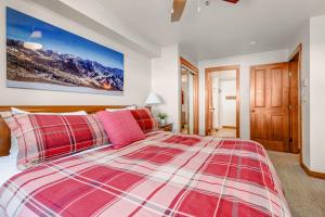 Postel nebo postele na pokoji v ubytování Powderhorn Lodge 504 Aspen View Villa + 35 fotografií