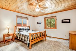 - une chambre avec un lit et un ventilateur de plafond dans l'établissement Lakeside Dream House, à Friendship