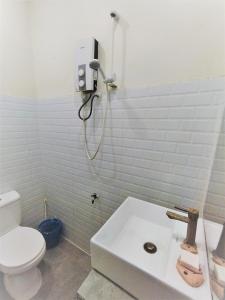 een badkamer met een toilet en een wastafel bij The Cocoon in Phumĭ Chroŭy Svay