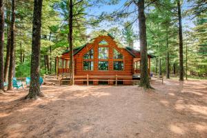 une grande cabane en bois entourée d'arbres dans l'établissement Lakeside Dream House, à Friendship