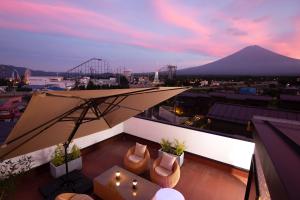un patio sul tetto con vista su una montagna di Fuji Gran Villa - TOKI - a Fujiyoshida