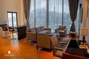 ein Wohnzimmer mit Sofa und Tisch in der Unterkunft Hayes Hotel, Addis Ababa in Addis Abeba