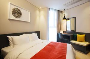 Gloucester Hotel Cheongju客房内的一张或多张床位