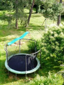 un trampoline vide dans un parc avec dans l'établissement Aux Berges de la Thur, à Staffelfelden