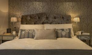 アンブルサイドにあるOld Ambleside Houseのベッドルーム(大きな白いベッド、枕付)