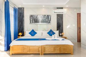 Giường trong phòng chung tại KISS Hotel Tân Bình