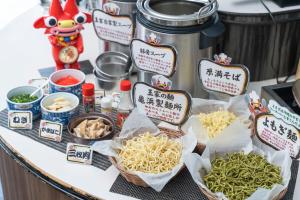 uma mesa com noodles e outros itens alimentares em Hotel Ocean (Kokusai-Dori) em Naha