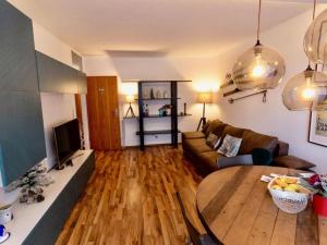 ein Wohnzimmer mit einem Tisch und einem Sofa in der Unterkunft Apartment in thermal and winter sports resort of Bad Gastein in Bad Gastein