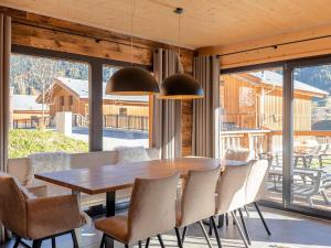 uma sala de jantar com uma mesa de madeira e cadeiras em Cozy Chalet in Steinach am Brenner with Balcony and sauna em Steinach am Brenner