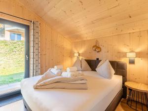een slaapkamer met een bed in een kamer met een raam bij Cozy Chalet in Steinach am Brenner with Balcony and sauna in Steinach am Brenner