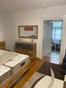 1 Schlafzimmer mit 2 Betten und einer Tür zum Wohnzimmer in der Unterkunft B&B bei Pepe Nero. in Sankt Pölten