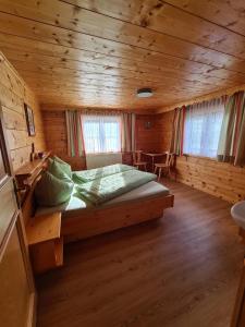 um quarto com uma cama num chalé de madeira em Ferienwohnung Juen em Sankt Gallenkirch