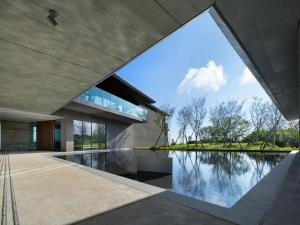 五岛GOTO RETREAT by Onko Chishin的享有带游泳池的外部景致