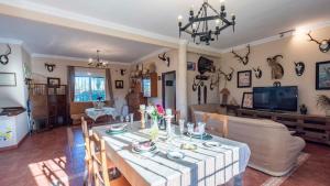 - une salle à manger et un salon avec une table et des chaises dans l'établissement Huerta Tío Pipa Aznalcázar by Ruralidays, à Aznalcázar