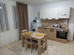 O bucătărie sau chicinetă la Apartments WinterFell ,Grand Monastery ,Pamporovo +16 fotografii