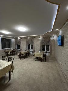 Televisyen dan/atau pusat hiburan di Diyora Hostel