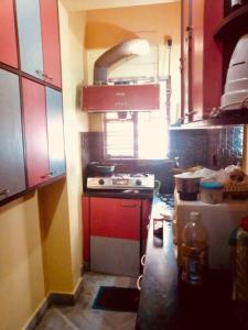 Kuchyň nebo kuchyňský kout v ubytování Fully furnished 2bhk apartment opposite Dakshineshwer Kali temple kolkata