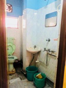 Koupelna v ubytování Fully furnished 2bhk apartment opposite Dakshineshwer Kali temple kolkata