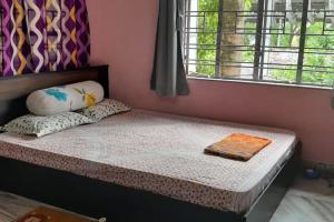 Postel nebo postele na pokoji v ubytování Fully furnished 2bhk apartment opposite Dakshineshwer Kali temple kolkata
