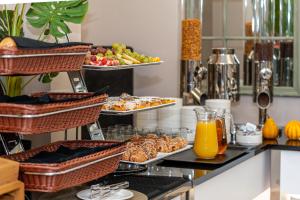 特兹萨茨Villa Vis a Vis的自助餐,包括几个食品和饮料托盘