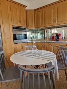 uma cozinha com uma mesa com dois copos de vinho em The mulberry apartment em Korfos