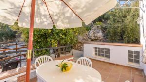 Pinos del Valle的住宿－Encina Gorda El Pinar by Ruralidays，庭院配有桌椅和遮阳伞。