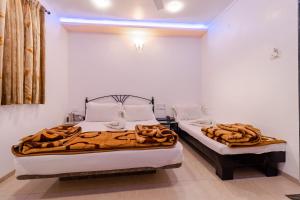 Postel nebo postele na pokoji v ubytování Hotel Vyankatesh & Pure Veg Restaurant