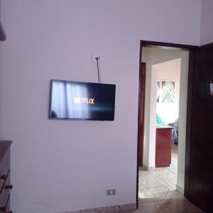 Una televisión o centro de entretenimiento en Casa Temporada Paraty