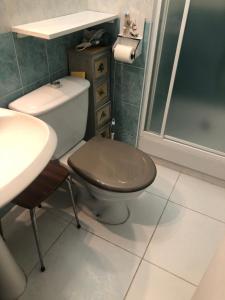 カップ・ダグドにあるStudio face au Portのバスルーム(トイレ、洗面台、シャワー付)