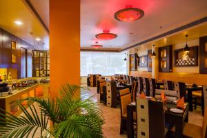 Hotel Kapish Smart-All Pure Veg tesisinde bir restoran veya yemek mekanı
